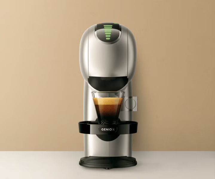 Primo piano macchina da caffè Genio S Touch Nescafé® Dolce Gusto® immagine ambientata