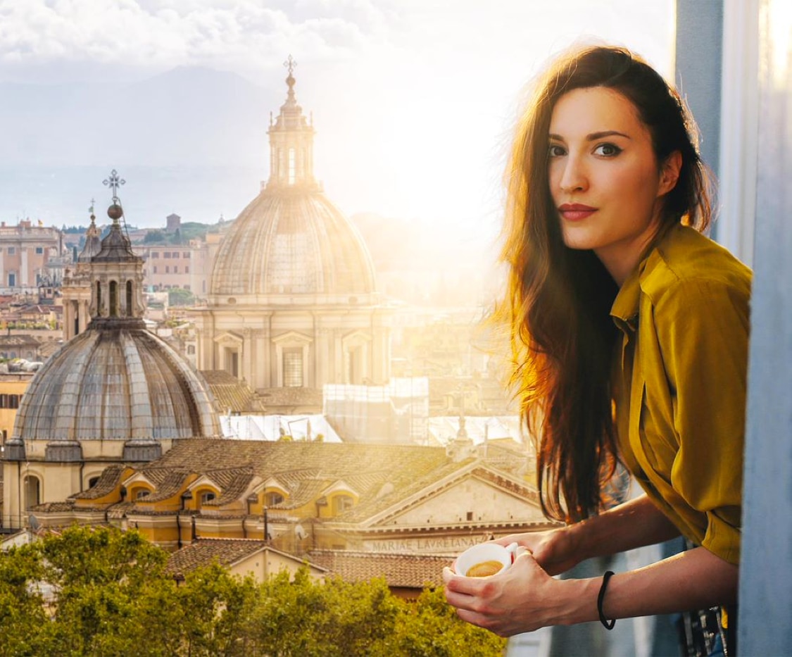 Donna con caffè sul balcone