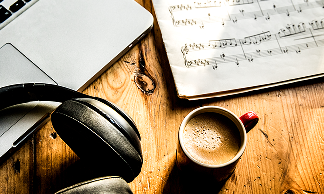 Tazza di Caffè su tavolo con cuffie