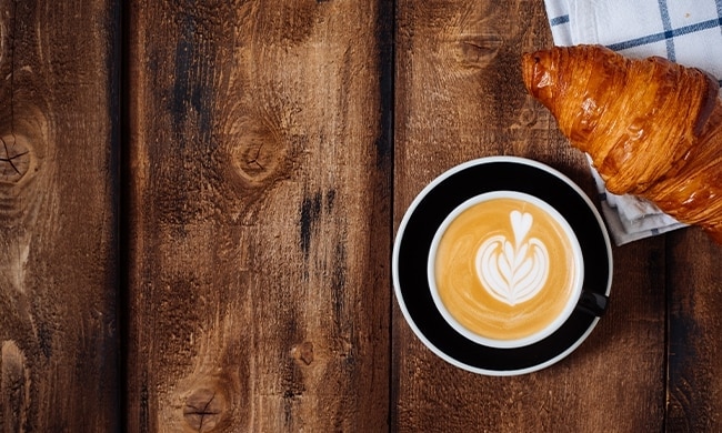 Cappuccino e brioche sul tavolo